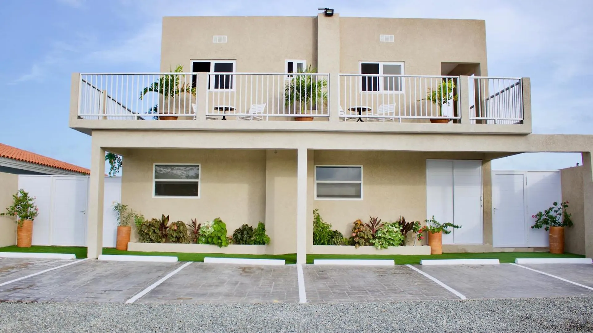1-Bed Self Contained Apartment In Noord With Pool