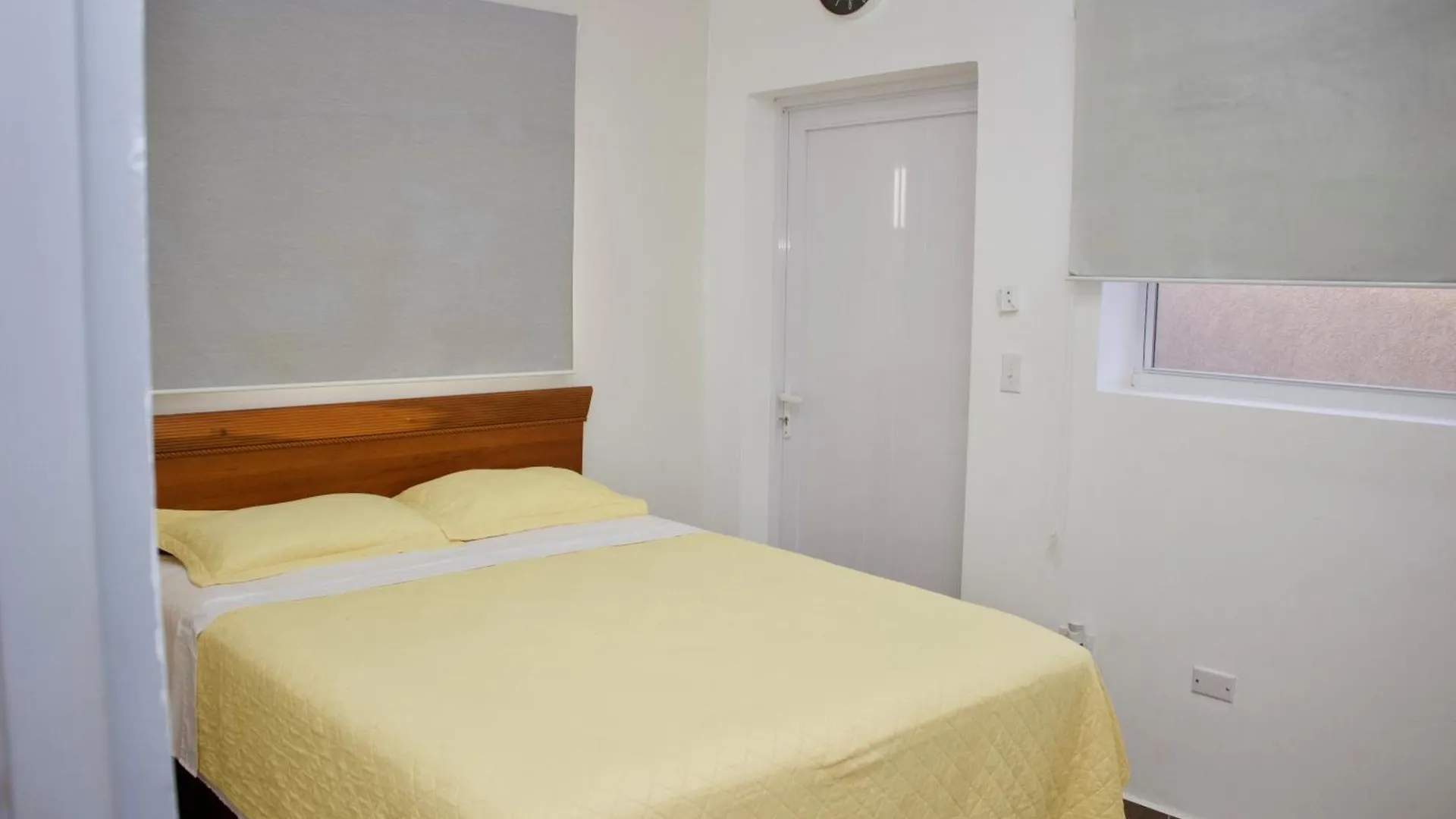 1-Bed Self Contained Apartment In Noord With Pool 0*,