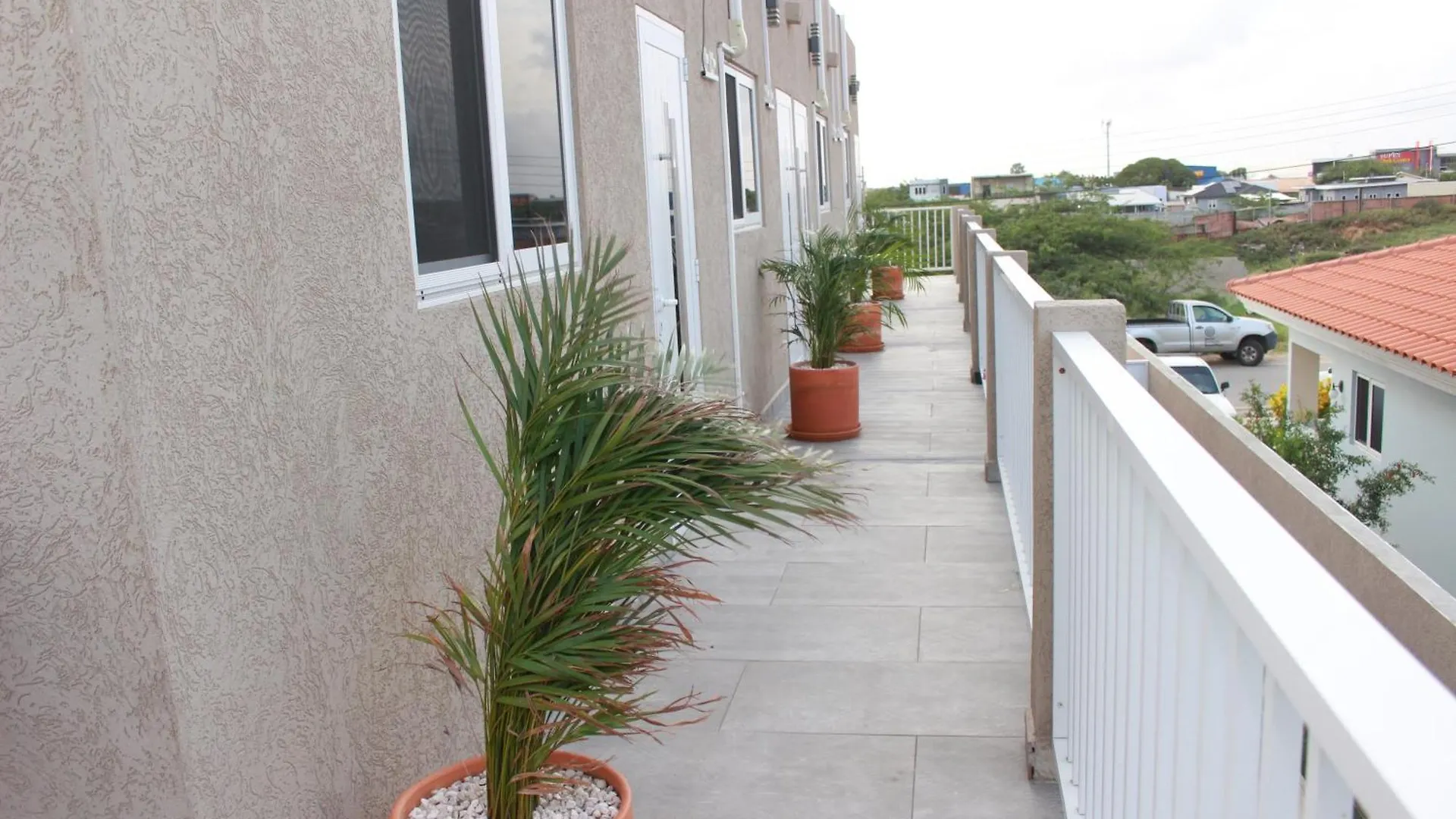 1-Bed Self Contained Apartment In Noord With Pool