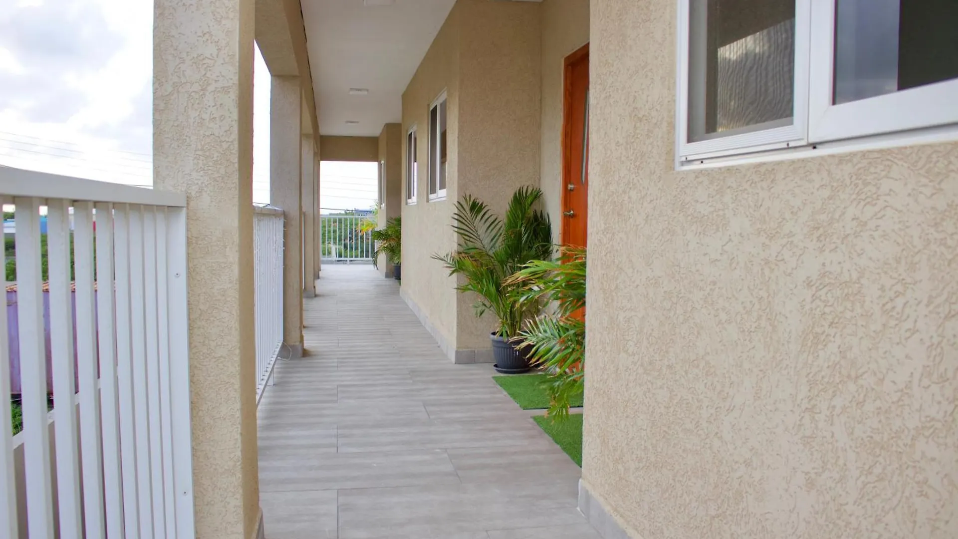 1-Bed Self Contained Apartment In Noord With Pool