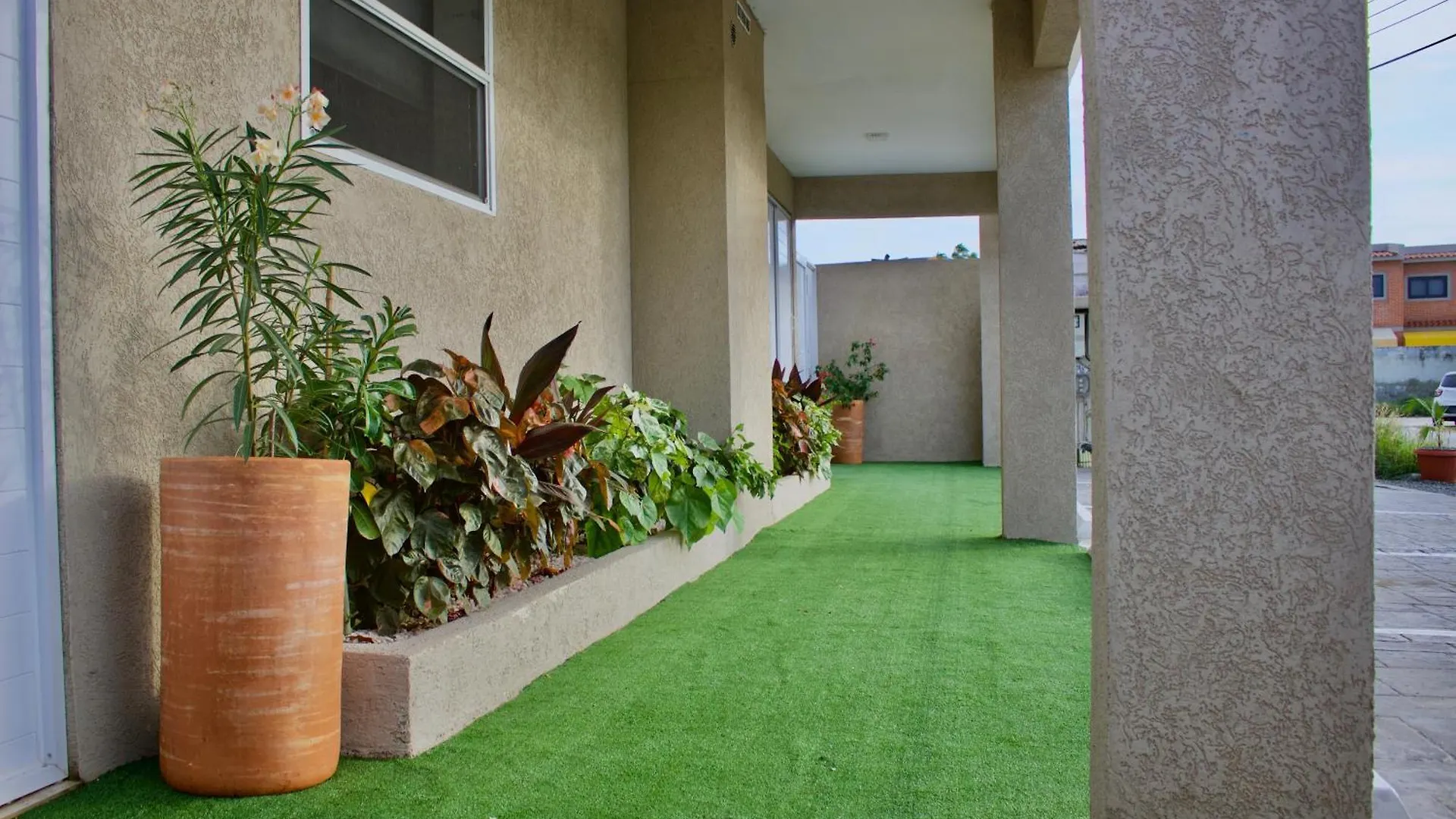 1-Bed Self Contained Apartment In Noord With Pool