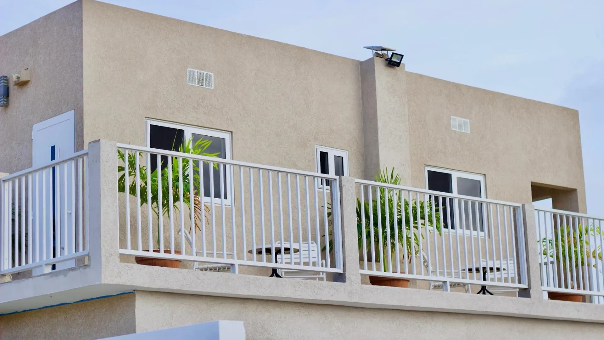 1-Bed Self Contained Apartment In Noord With Pool