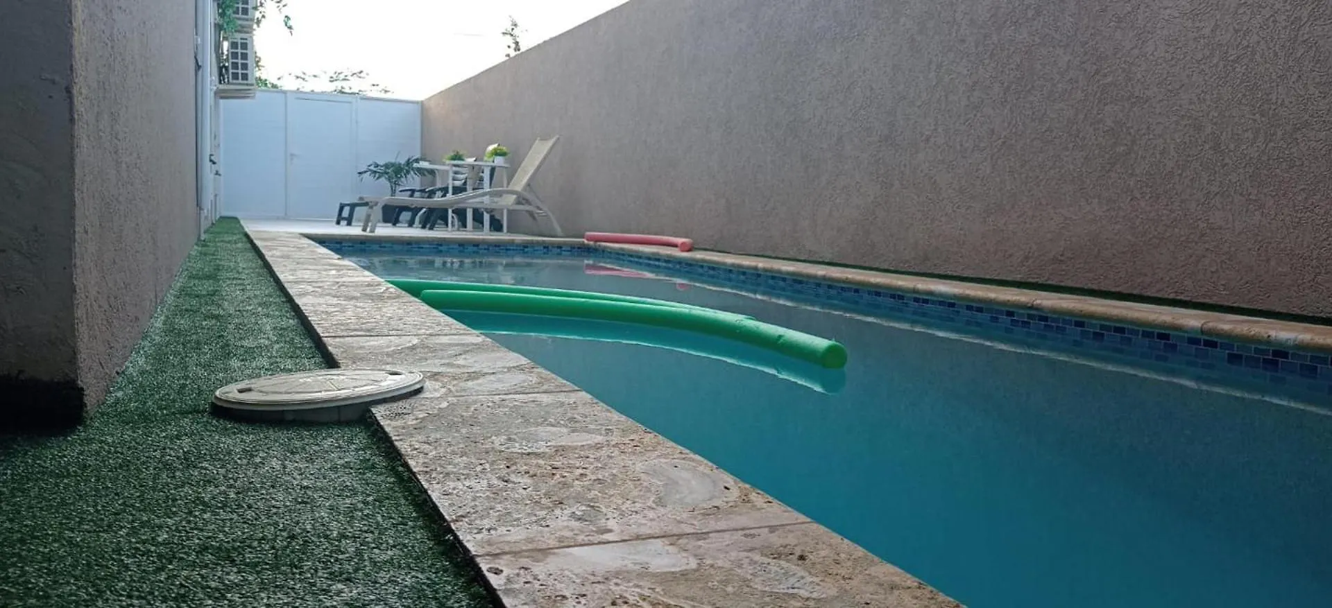 1-Bed Self Contained Apartment In Noord With Pool