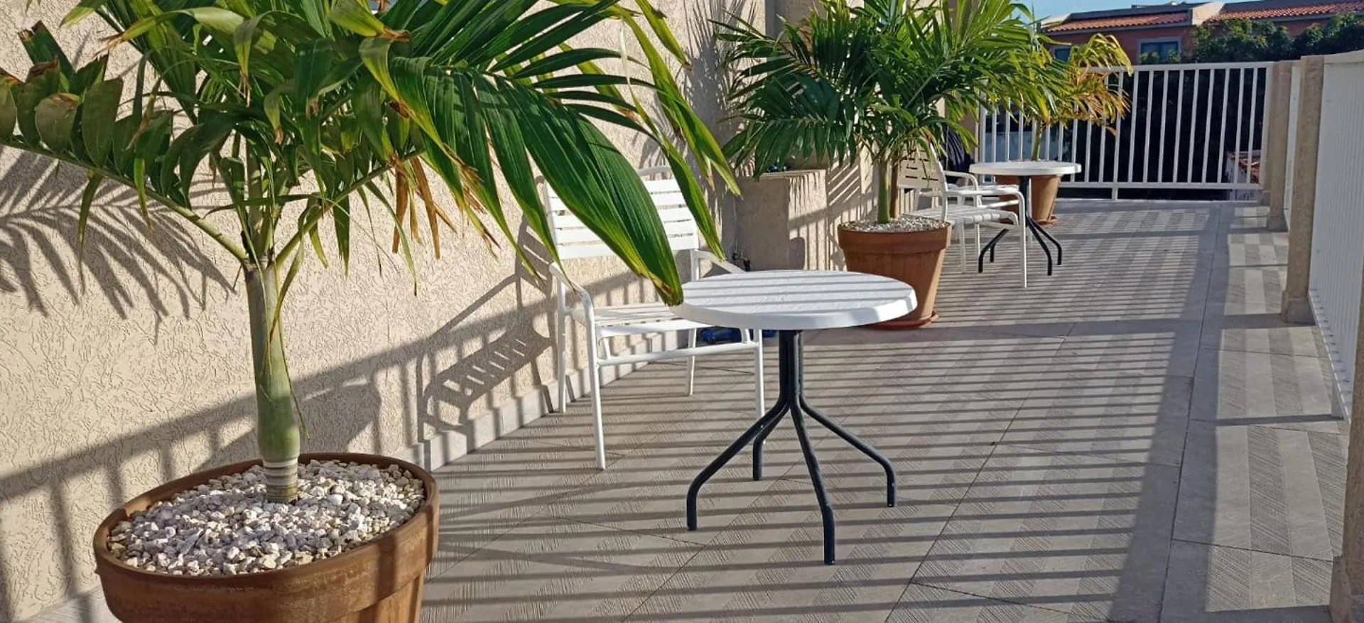 1-Bed Self Contained Apartment In Noord With Pool